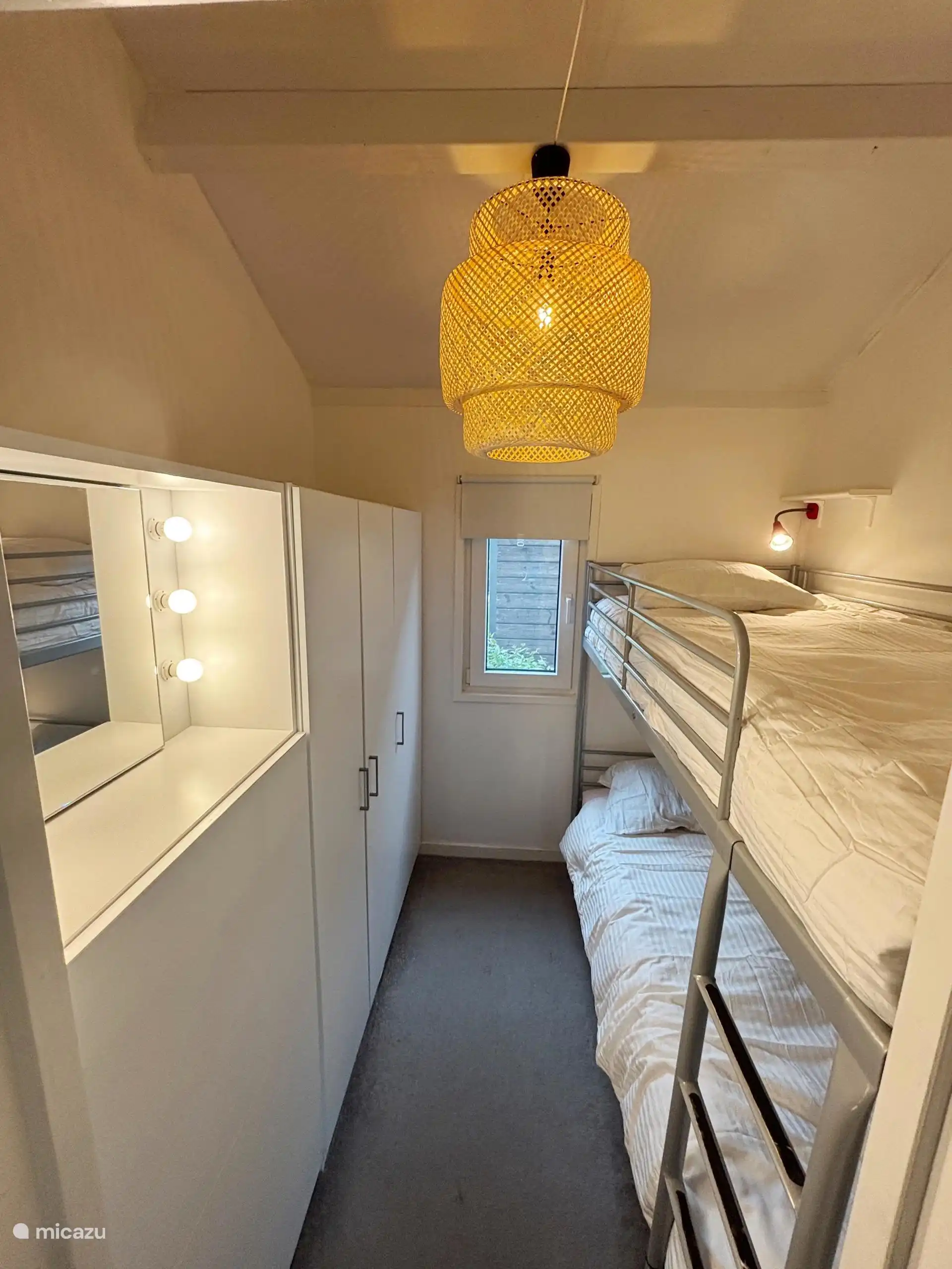 Chambre d’enfants avec grand lit superposé 100x200, climatisation et nombreux placards