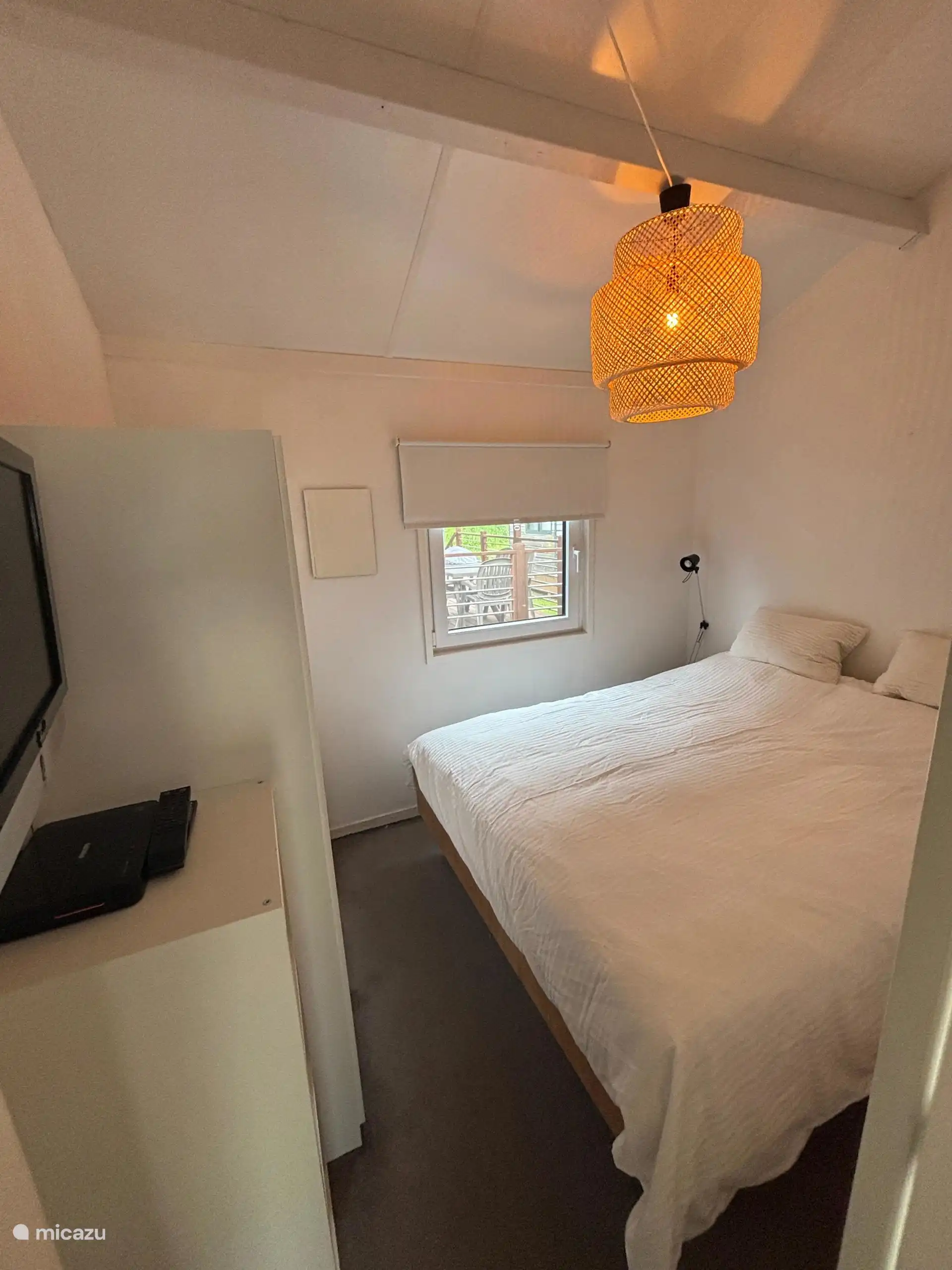 Chambre des parents avec grand lit 160x200 et climatisation et TV