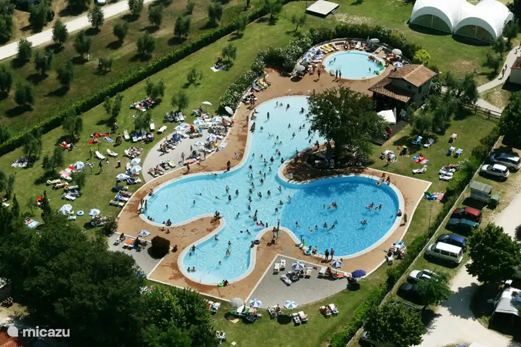 Une des deux piscines avec pataugeoire