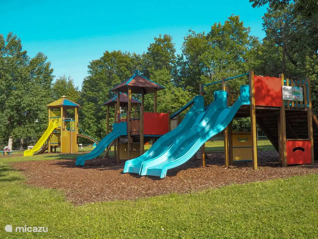 Aire de jeux pour enfants au coin de la rue