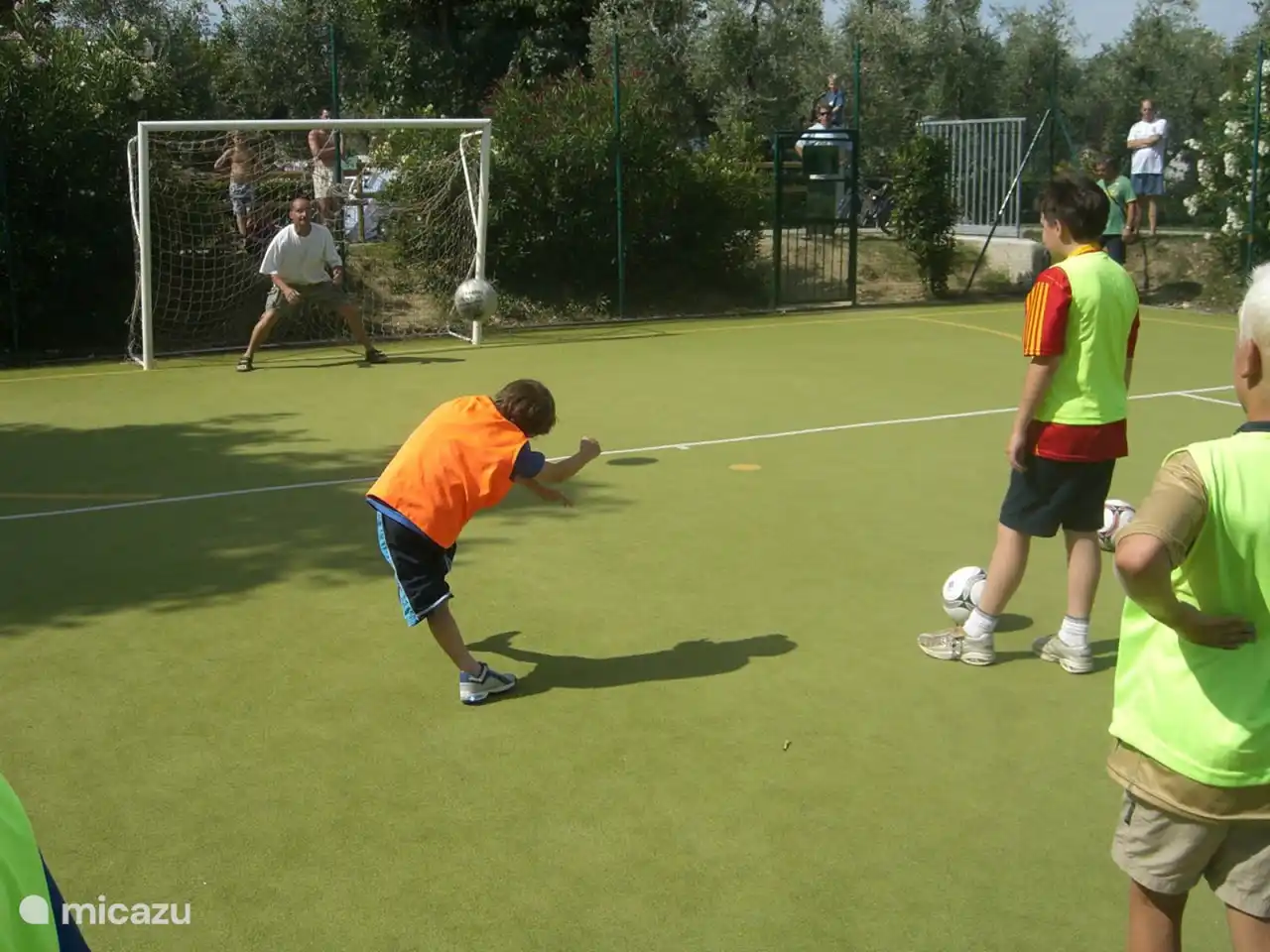 Terrain de foot et court de tennis