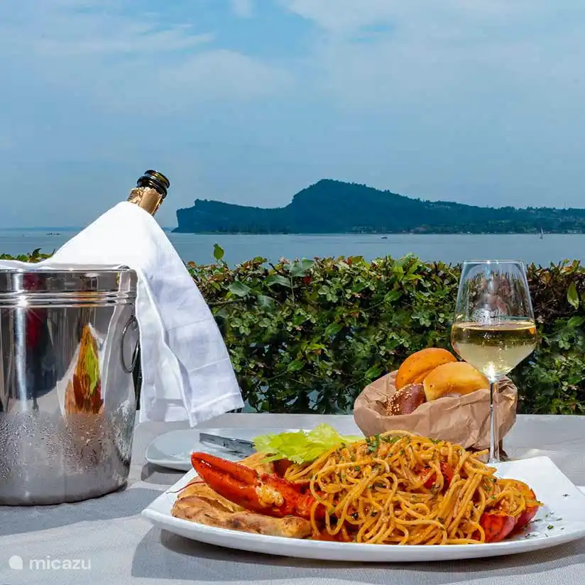 Belle vue sur le lac du restaurant Pékin à Paris