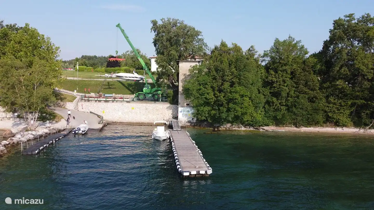 Le complexe dispose de sa propre marina avec des services de bateau et de location de bateaux