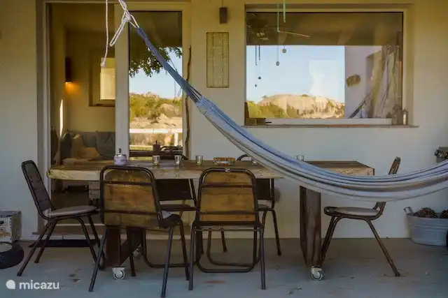 Vordere Veranda mit Spiegelung der Aussicht in den Fenstern unseres riesigen Schildkrötenfelsens auf der anderen Straßenseite.