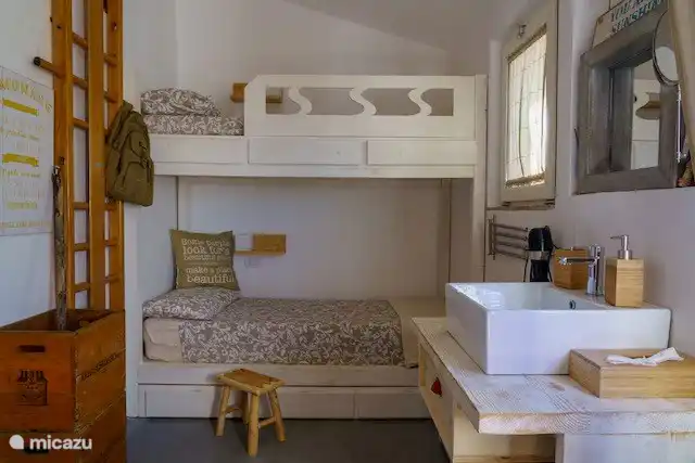 Das 2. Schlafzimmer 'Stanza' für eine Familie oder Freunde bietet dank dieses Etagenbetts Platz für maximal 4 Erwachsene oder ein Paar mit 3 Kindern...