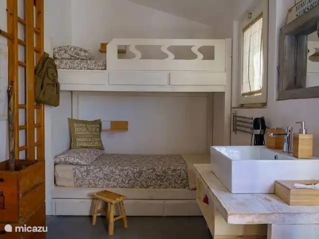 Leontine's Lodge in Sardinië huren in Italië, Sardinië, San Pantaleo - bungalow De 2e slaapkamer 'Stanza' voor een gezin of vrienden heeft ruimte voor maximaal 4 volwassenen of een stel met 3 kinderen onder andere door dit stapelbed...