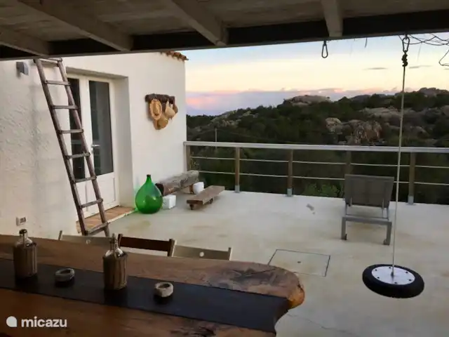 Leontine's Lodge in Sardinië huren in Italië, Sardinië, San Pantaleo - bungalow De ochtendstond heeft goud in de mond, mijn favoriete plek voor yoga bij zonsopgang, maar ook mijmeren bij zonsonondergang en soms zelfs buiten slapen onder de sterren.