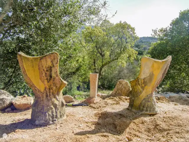 Leontine's Lodge in Sardinië huren in Italië, Sardinië, San Pantaleo - bungalow Knus uitkijkhoekje in de natuur met onze betonnen 'love seats', de lodge wordt vaak door stoere stellen gevraagd voor retreat of honeymoon.