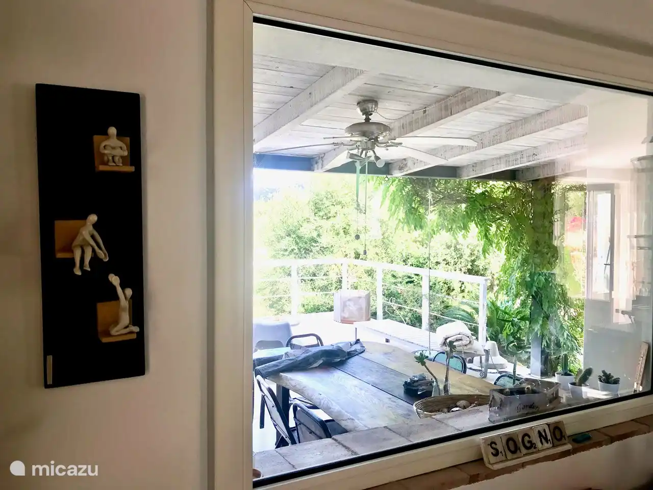 Kunstliebhaber und Kreative finden hier ihren Platz: zum Genießen, aber auch zum Malen und Schreiben: Willkommen! Dieses Stück heißt 'Aiuto amici' und steht symbolisch für all die Hilfe, die ich bei der Planung erhalten habe, um diese Lodge auf einem Land 'mitten im Nirgendwo' weiter aufzubauen...