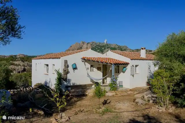 Die kleinste Veranda mit Hängematte und Außendusche in der Nähe lädt zum Lesen und Aperitifs in der Abendsonne ein.