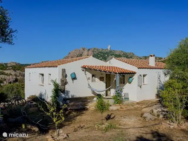 Leontine's Lodge in Sardinië huren in Italië, Sardinië, San Pantaleo - bungalow De kleinste veranda met hangmat en buitendouche vlakbij is dé plek om te lezen en aperitieven in avondzon.