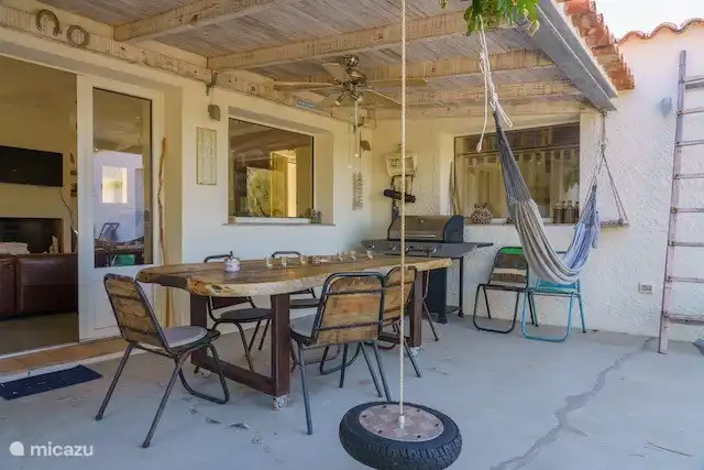 Die große Veranda bietet ganzjährigen Schutz vor Sonne und Regen, verfügt über einen großen Gasgrill und einen Ventilator für warme Momente, ist aber durch die hohe Lage immer angenehm.