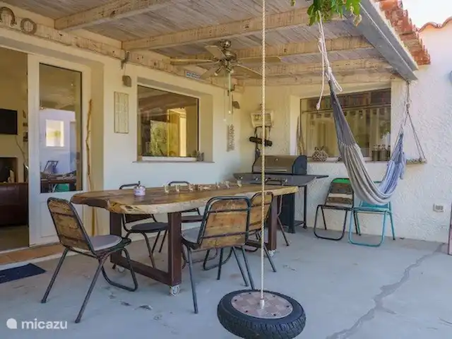Leontine's Lodge in Sardinië huren in Italië, Sardinië, San Pantaleo - bungalow De grote veranda biedt het hele jaar bescherming tegen zon en een regenbui, heeft een grote gas BBQ en een ventilator voor warmtemomenten al is het door de hoge ligging altijd prettig.