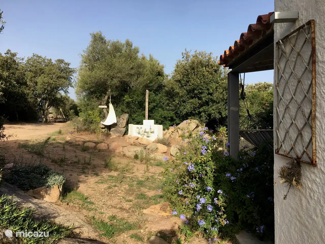 Die zweite Außendusche zum Pool mit Blick in unseren Kräutergarten