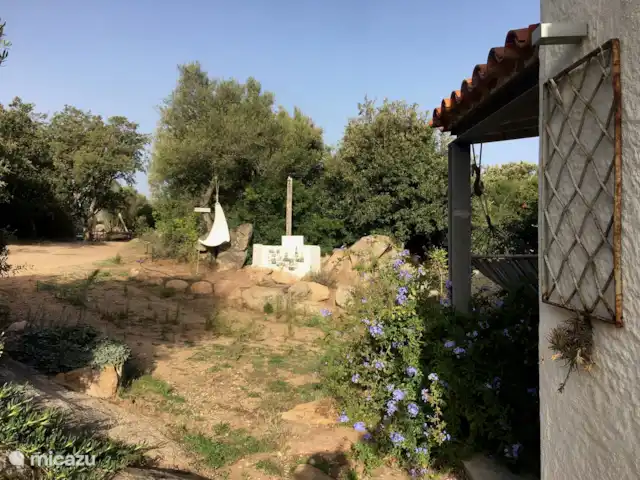 Leontine's Lodge in Sardinië huren in Italië, Sardinië, San Pantaleo - bungalow De tweede buitendouche richting het zwembad met hiervoor een blik op onze kruidentuin
