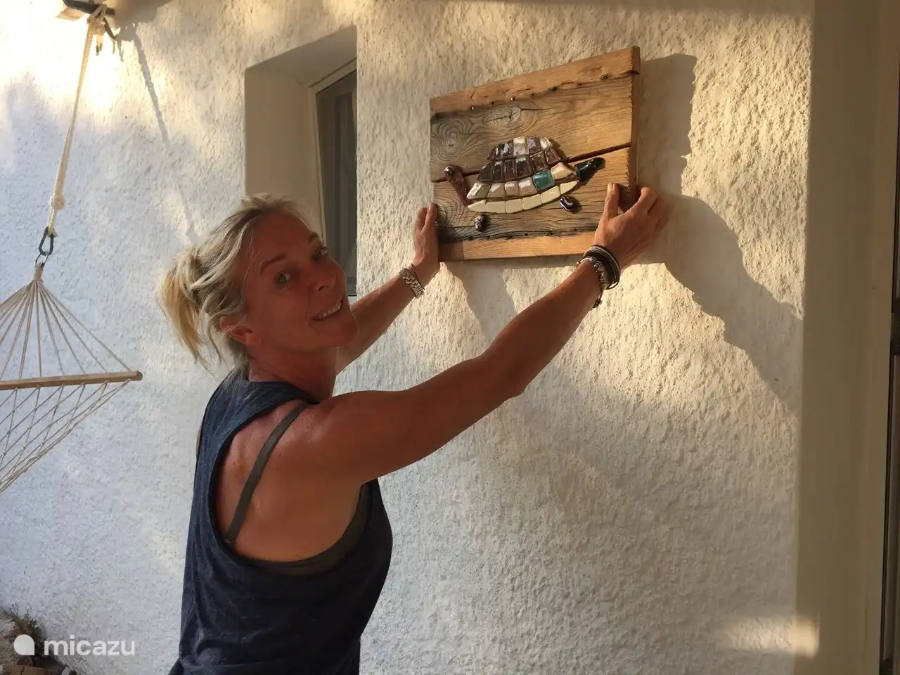 Hier hänge ich ein symbolisches Schild einer Schildkröte an die Veranda: für ein langes und weises Leben und um anzuzeigen, dass dies der Ort zum Entspannen und Auftanken ist...