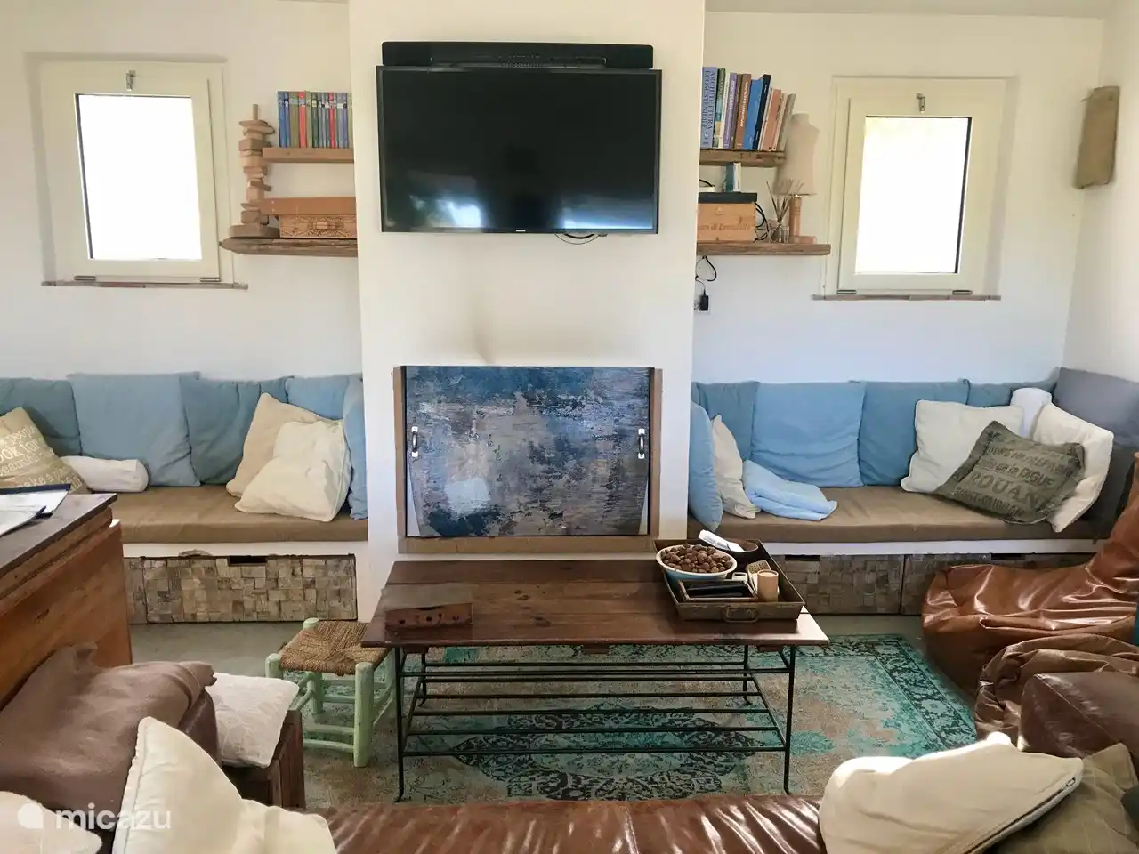 Kamin-/TV-Ecke für gemütliche Kino- oder Spieleabende (Schubladen nebenan voller DVDs und Spiele)