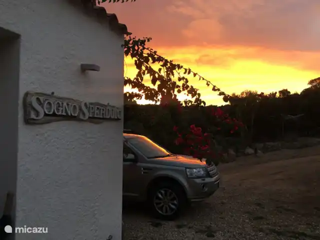 Leontine's Lodge in Sardinië huren in Italië, Sardinië, San Pantaleo - bungalow Luchten boven de lodge zijn adembenemend: vrij van vervuiling, vaak slaap ik zelf ook gewoon buiten op het land onder de sterrenhemel.