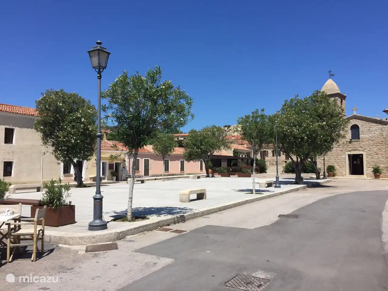 Netter Kirchplatz des nächsten gemütlichen Künstlerdorfes San Pantaleo