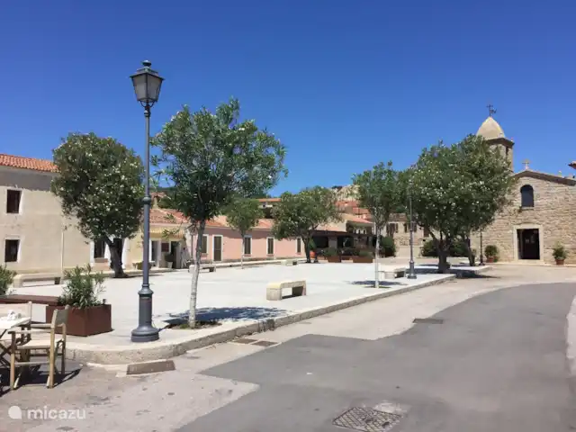 Leontine's Lodge in Sardinië huren in Italië, Sardinië, San Pantaleo - bungalow Schattig kerkplein van het dichtst bijzijnde gezellige artistieke dorpje San Pantaleo
