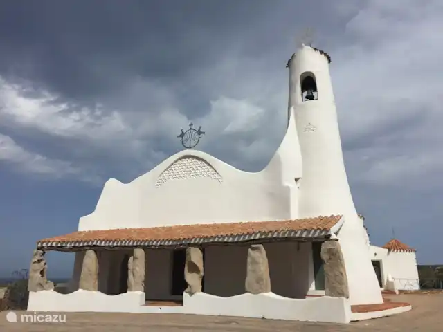 Leontine's Lodge in Sardinië huren in Italië, Sardinië, San Pantaleo - bungalow De Stella Maris kerk in Porto Cervo heeft een bijzonder prachtige eenvoudige architectuur.