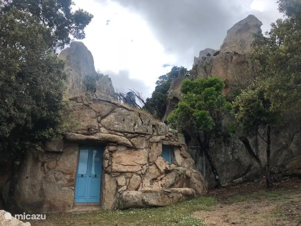 Während unserer Spaziergänge finden wir diese Art von süßen versteckten Felsenhäusern.