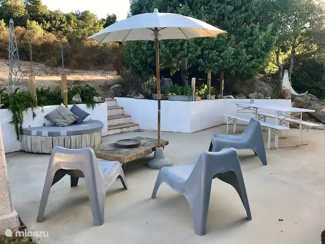 Hintere Terrasse mit Kunst und viel Altholz