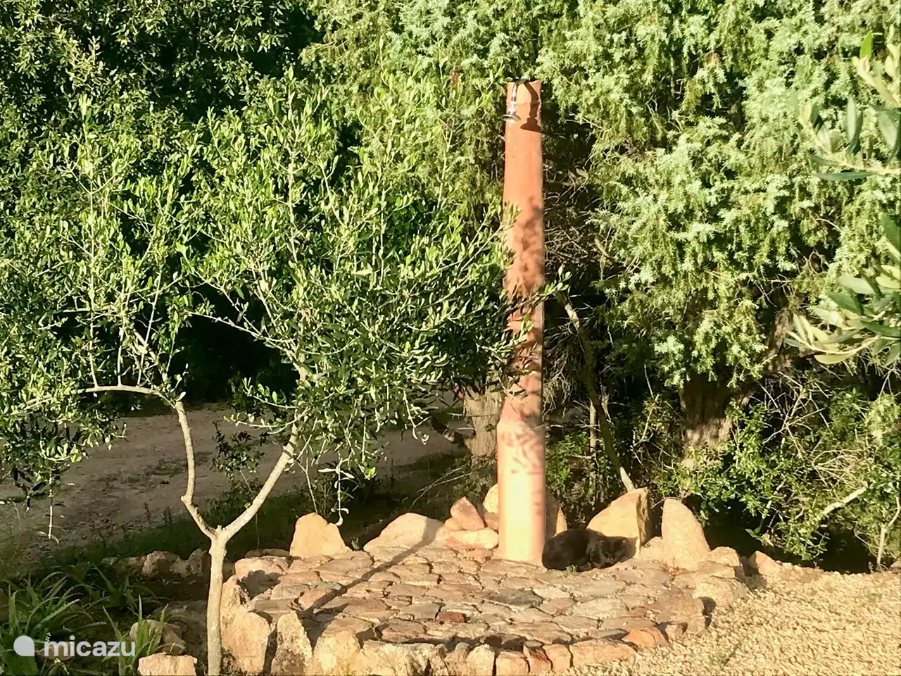 Die erste Außendusche wird aus einem antiken Dachziegel vom Duomo in Siena . hergestellt
