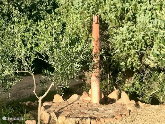 Leontine's Lodge in Sardinië huren in Italië, Sardinië, San Pantaleo - bungalow De eerste buitendouche is gemaakt van een antieke daktegel van de Dom in Siena