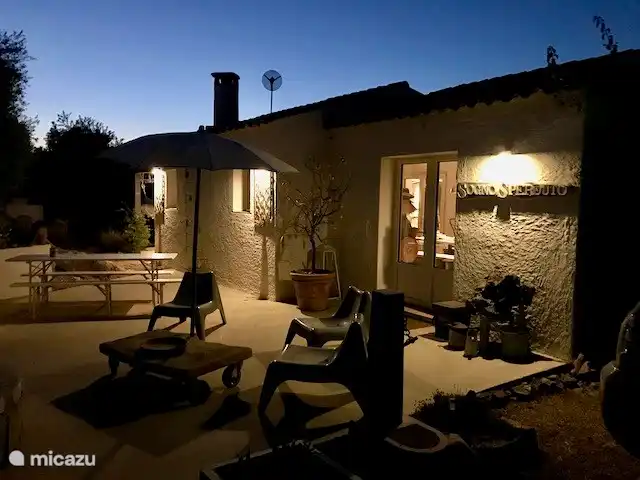 Die hintere Terrasse bei Einbruch der Dunkelheit