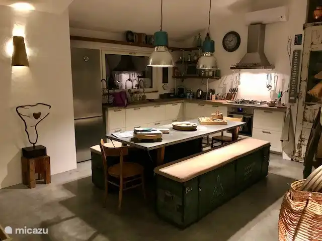 Unsere Küche ist so gemütlich und gut ausgestattet, dass viele Gäste nach einem Tag am Strand oder einem sportlichen oder kulturellen Ausflug zu Hause kochen...