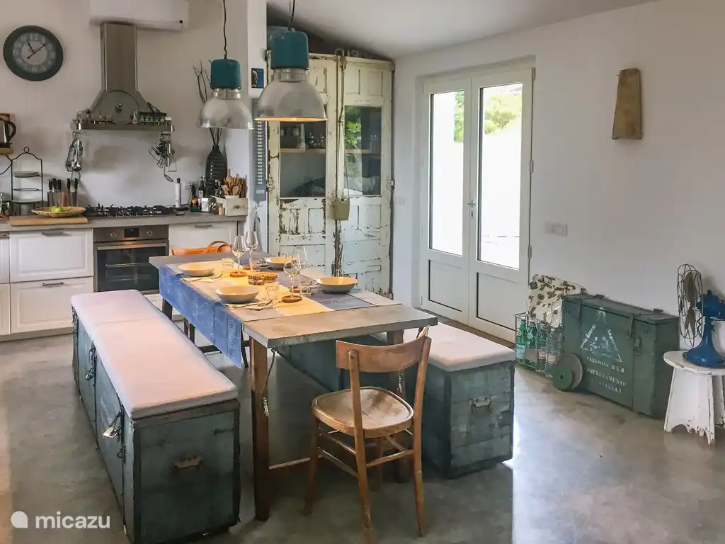 Der lange Tisch mit 2 Bänken aus dem Zweiten Weltkrieg macht den Essbereich für 2 - 8 Personen geeignet.