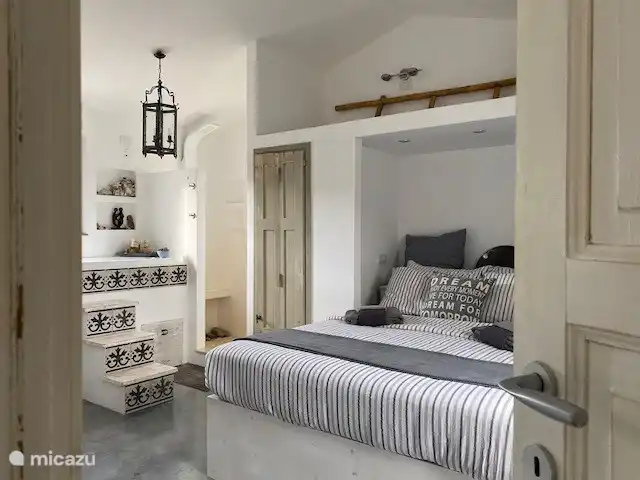 Leontine's Lodge in Sardinië huren in Italië, Sardinië, San Pantaleo - bungalow De aparte Master Suite met verhoogd bad, regen/massage-douche en aparte wc met sproeikraan ipv bidet is ook te huur als 'Bed, Bath & Beyond' buiten het seizoen als Leontine vaak ook in haar lodge verblijft, met eigen entree, parking en veranda maar gebruik van faciliteiten en services.