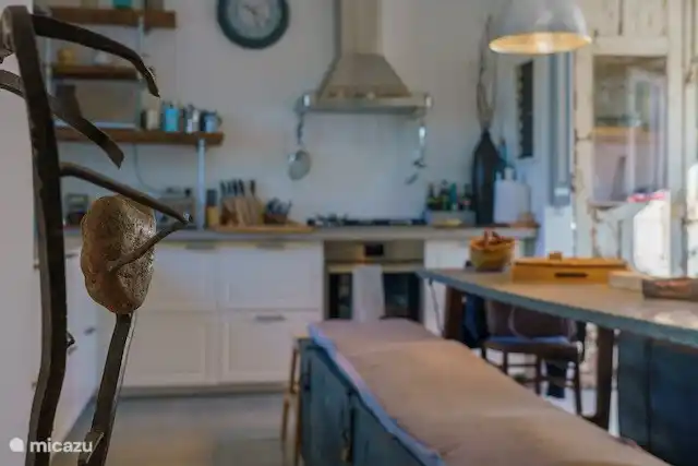 Betrachten Sie die helle Küche mit einer Kombination aus Modern und Vintage und einem kostbaren Kunstobjekt eines Freundes im Vordergrund links.