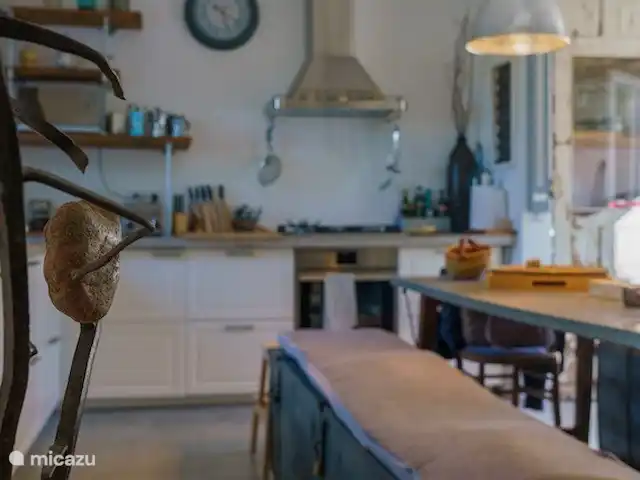 Leontine's Lodge in Sardinië huren in Italië, Sardinië, San Pantaleo - bungalow Blik naar de lichte woonkeuken met combinatie van modern en vintage en een dierbaar kunstobject van een vriendin links ook de  voorgrond.