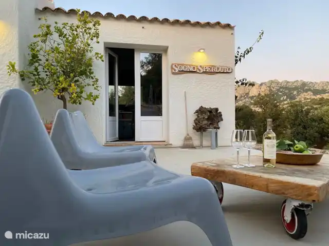 Leontine's Lodge in Sardinië huren in Italië, Sardinië, San Pantaleo - bungalow Aperitief tijd met een koele Sardijnse witte vermentino wijn.