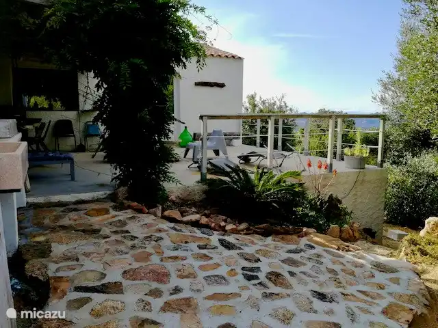 Leontine's Lodge in Sardinië huren in Italië, Sardinië, San Pantaleo - bungalow Voor veranda met bijzondere vegetatie en gebruik materialen