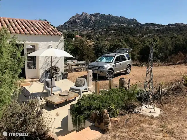Leontine's Lodge in Sardinië huren in Italië, Sardinië, San Pantaleo - bungalow Aankomst bij de lodge is wel echt aan te bevelen met een stoere auto als een vierwiel aandrijving en hoge wielen een een goede motor noodzakelijk voor de weg omhoog.