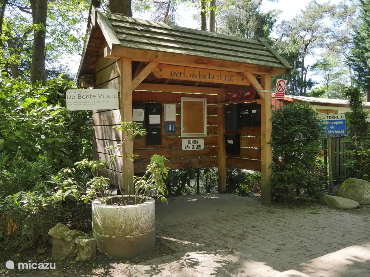 This is the entrance to the park from the Hanendorperweg