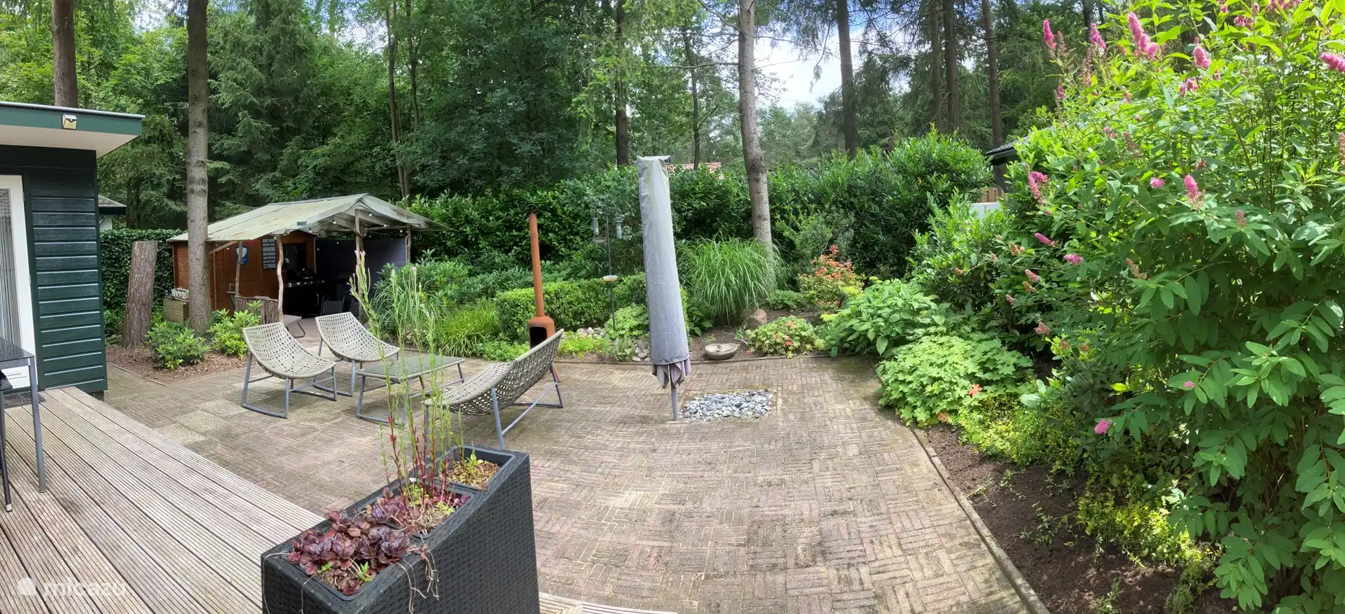 The view from the terrace or in the garden remains beautiful. 