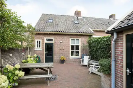 Vakantiehuis Nederland, Gelderland, Buren geschakelde woning Huisje in Buren tuin met schuurtje