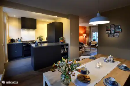 Vakantiehuis Nederland, Gelderland, Buren geschakelde woning Huisje in Buren keuken/eetkamer