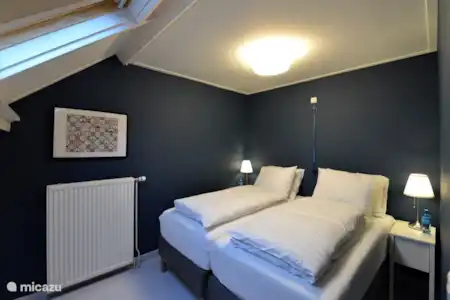 Vakantiehuis Nederland, Gelderland, Buren geschakelde woning Huisje in Buren slaapkamer blauw