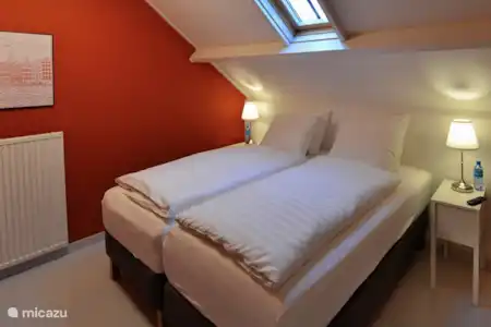 Vakantiehuis Nederland, Gelderland, Buren geschakelde woning Huisje in Buren slaapkamer rood