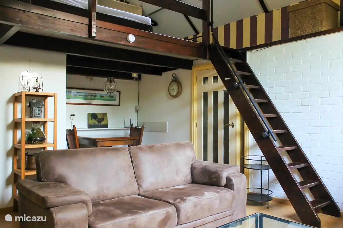 Sitzecke und Treppe mit Geländer zum Dachboden