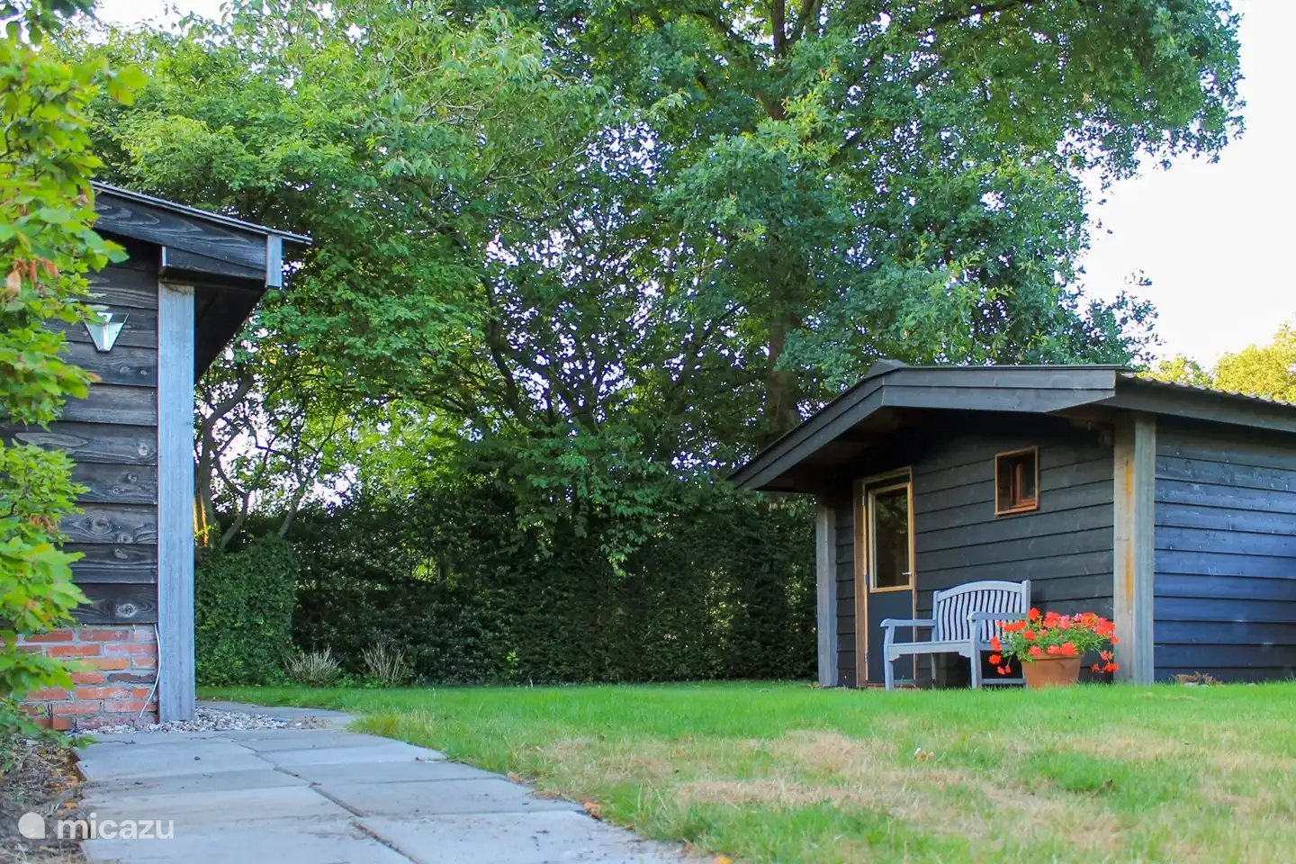 Die Sauna und ein schöner Sitzplatz, um früh im Jahr in der Sonne eine Tasse Kaffee/Tee zu trinken