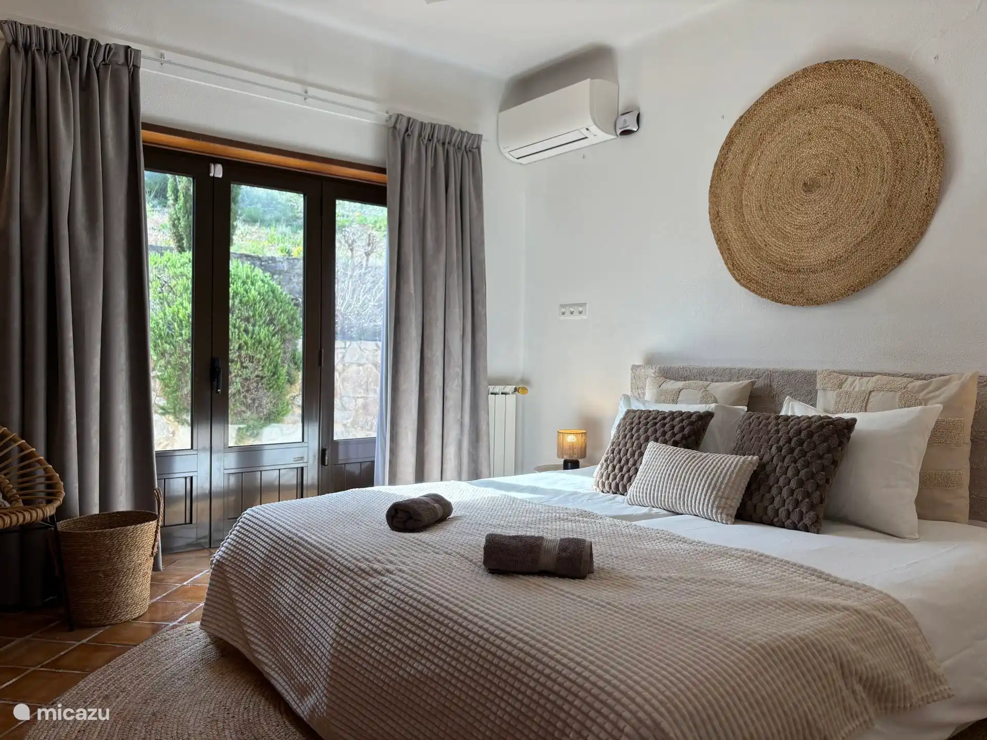 Dormitorio 2 (sin baño) con puertas de patio que dan a la terraza