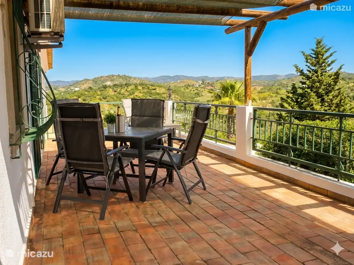 Terraza lateral junto a la piscina