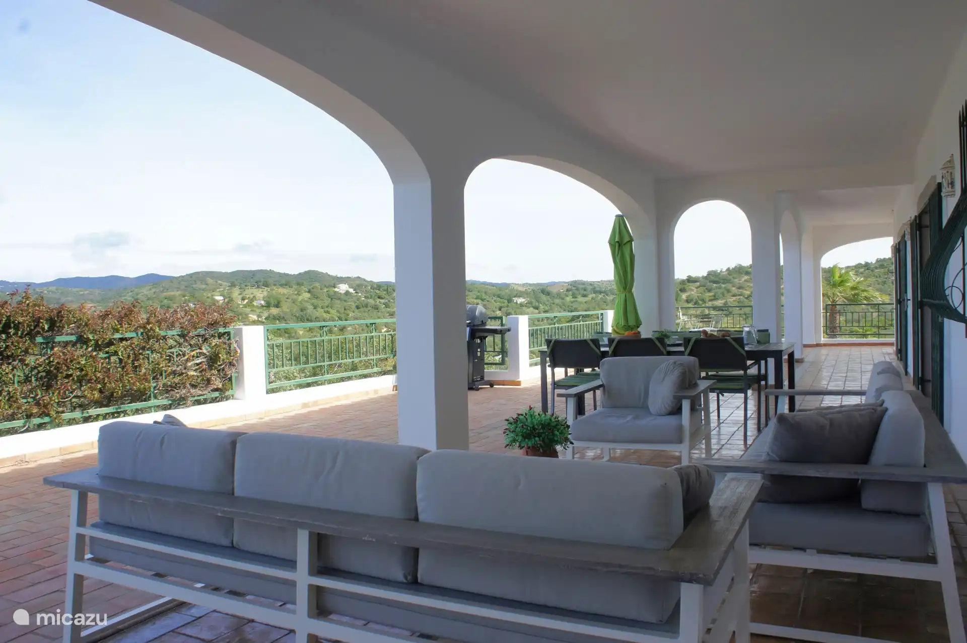 Un encantador rincón lounge para disfrutar de las vistas preciosas 