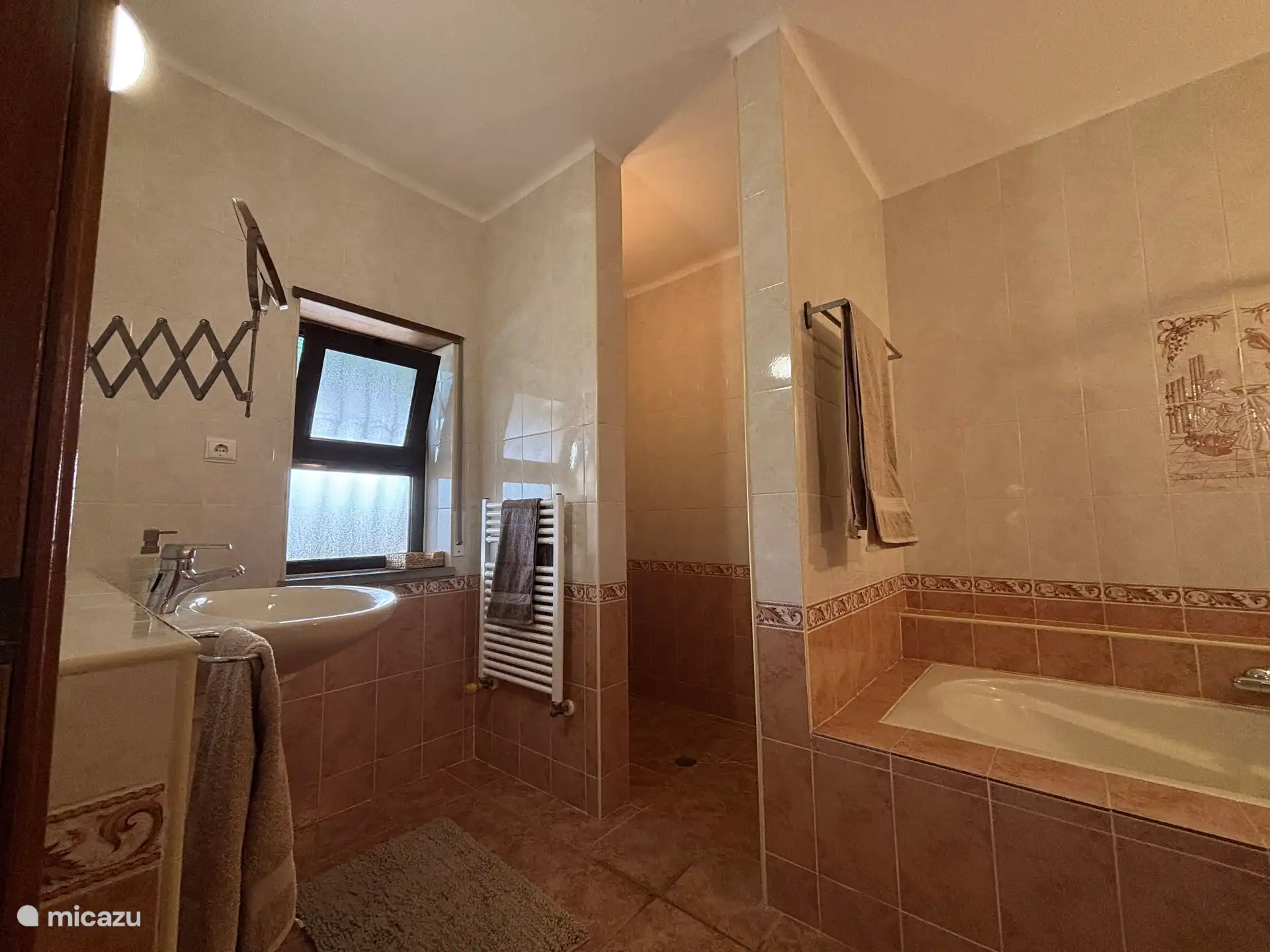 Baño 1 adyacente al baño principal